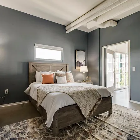 Sleek And Spacious Condo In East!
